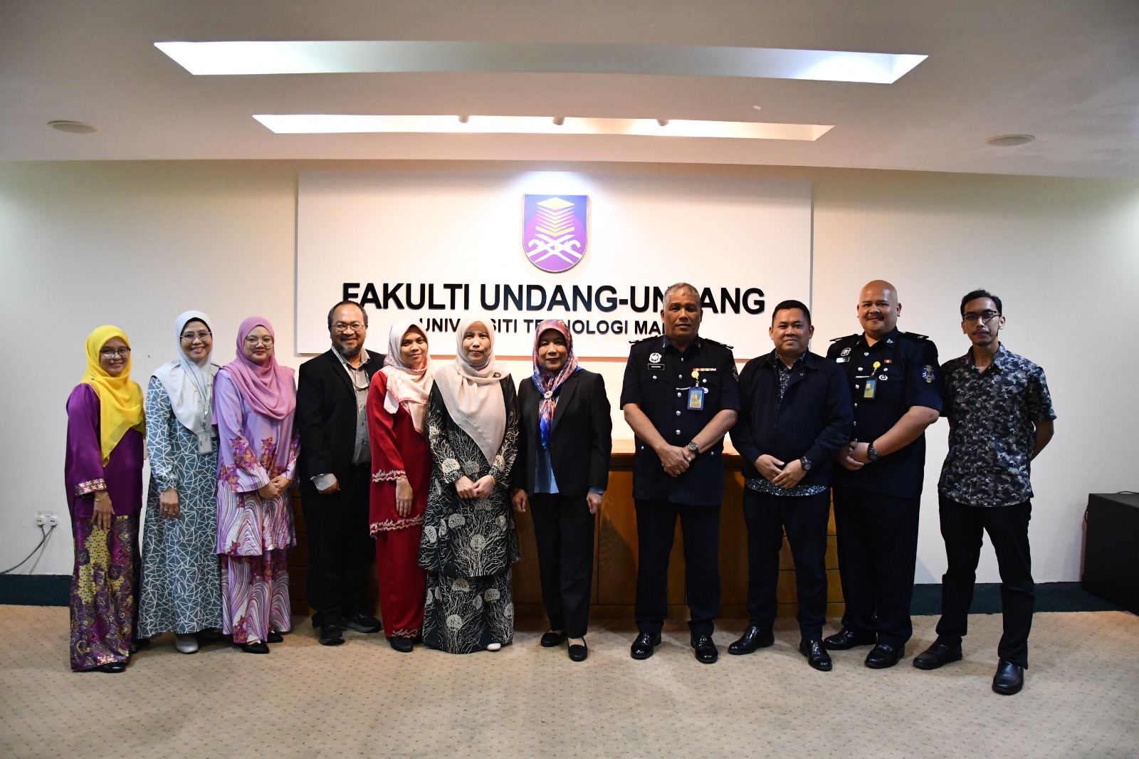 PERJUMPAAN PRESIDEN PERSATUAN POLIS BANTUAN MALAYSIA BERSAMA DEKAN FAKULTI UNDANG-UNDANG UNIVERSITI TEKNOLOGI MARA, SHAH ALAM, SELANGOR