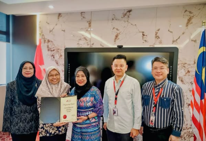 Congratulation to YBhg. SAC(B) Datin Seri Dato’ Asmawati Bt Ahmad, President of the Malaysian Auxiliary Police Association (MAPA) for Adjunct Professorship Award at ALFA University College