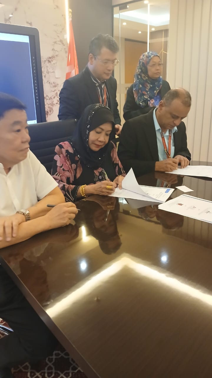 PRESIDEN MAPA MEMETERAI PERJANJIAN BERSAMA ALFA UNIVERSITY COLLEGE DAN PUTRA INTERNATIONAL UNIVERSITY COLLEGE